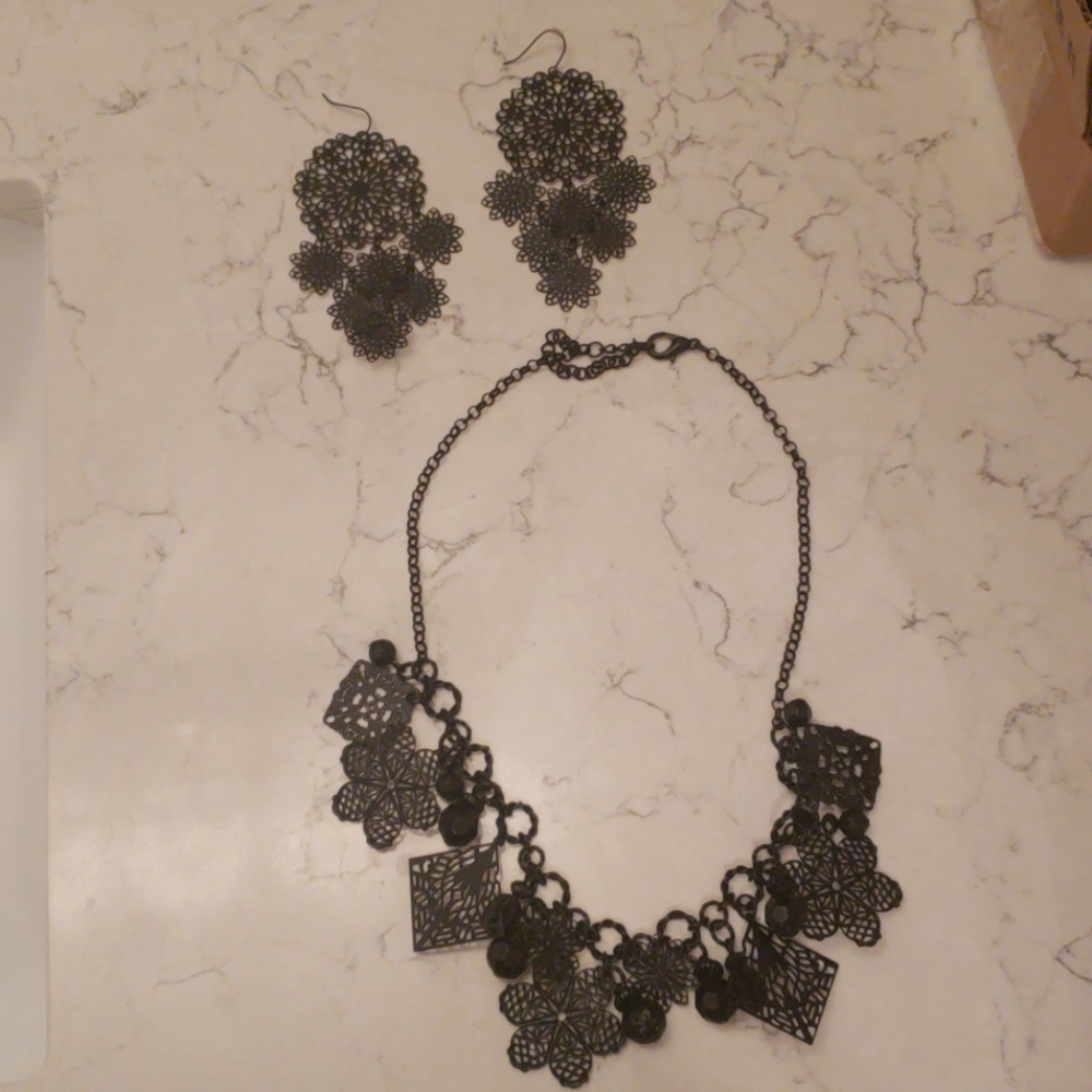 Black Metal Lace Necklace Set